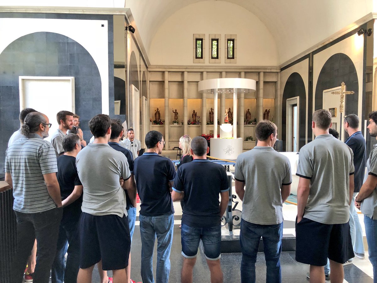 andorraworld_ad's tweet photo. La primera parada amb el Bus Turístic ha estat al Sanctuari de Meritxell. Els jugadors del @morabancandorra han pogut conèixer l’història d’aquest emblemàtic indret amb les explicacions del guia de les rutes amb el bus. #andorraworld #maipor #busturisticand https://t.co/YLJbPwrGgs