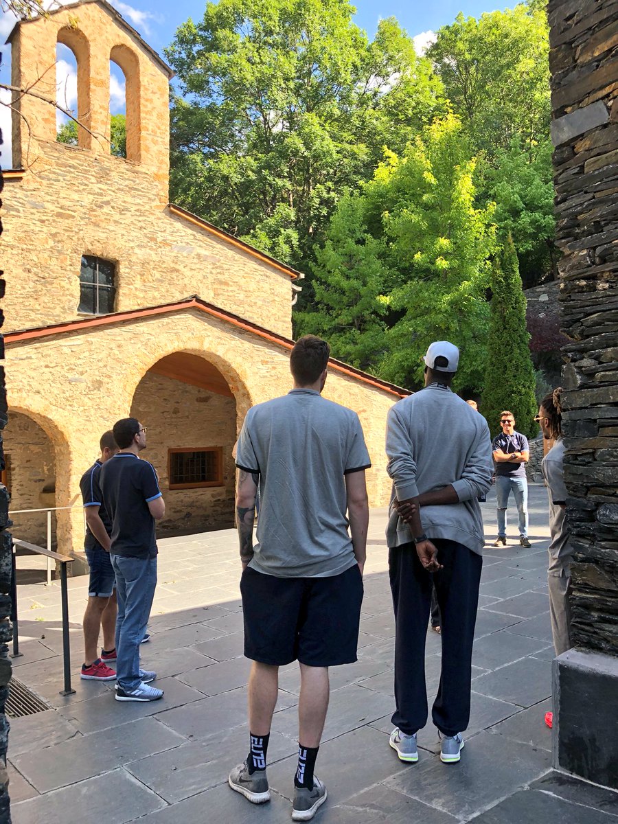 andorraworld_ad's tweet photo. La primera parada amb el Bus Turístic ha estat al Sanctuari de Meritxell. Els jugadors del @morabancandorra han pogut conèixer l’història d’aquest emblemàtic indret amb les explicacions del guia de les rutes amb el bus. #andorraworld #maipor #busturisticand https://t.co/YLJbPwrGgs