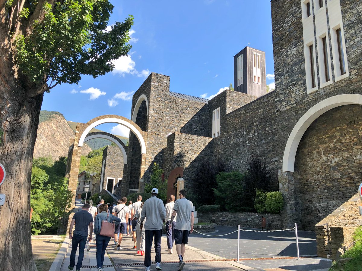 andorraworld_ad's tweet photo. La primera parada amb el Bus Turístic ha estat al Sanctuari de Meritxell. Els jugadors del @morabancandorra han pogut conèixer l’història d’aquest emblemàtic indret amb les explicacions del guia de les rutes amb el bus. #andorraworld #maipor #busturisticand https://t.co/YLJbPwrGgs
