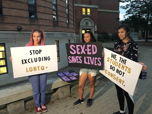 Students walk out to protest roll back of updated sex-ed curriculum: bit.ly/2NXcFVy #onpoli https://t.co/D90p3LHaTr