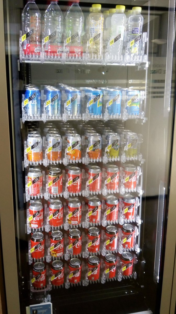 IberianCitizen's tweet photo. Vaya cambiazo con las máquinas de vending d @Hospital_FJD ni una coca-cola con azúcar, menos bolleria, mas frutos secos, fruta... mejora la cosa🥳 Gracias por vuestra labor @ChangingVending os paso unas fotos de esta mañana para que lo valoréis vosotros #FelizFinde #felizviernes https://t.co/CkY41dJ4Sh