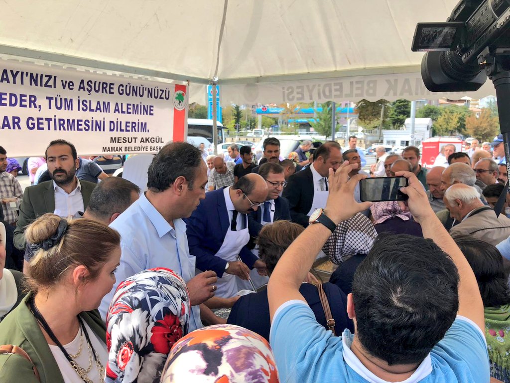 MAbdullahOzer's tweet photo. Yeni Mamak Merkez Camii'nde Cuma namazı çıkışı #AşureGünü dolayısıyla belediyemizce düzenlenen Aşure ikramında kolları sıvadık, önlüğümüzü giydik(hijyen şart). Camii cemaatimize aşure dağıttık. Rabbim kabul eylesin, tüm İslam aleminin sofrasını bereketlendirsin. https://t.co/0QrOEpWVIq