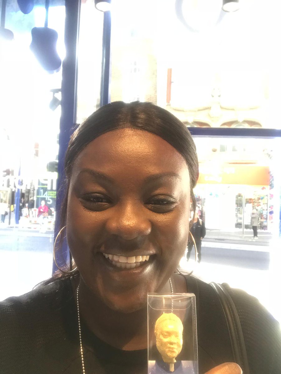 TCC_HQ's tweet image. If the selfie mirror wasn't enough, there are also chocolate lollies - as individual as you are - and a pin wall to get creative with at @O2's Oxford Street, Manchester &amp;amp; Birmingham stores. Don't just let these guys have all the fun! #O2CustomPlans #O2 #iPhoneXS #iPhoneXSMax