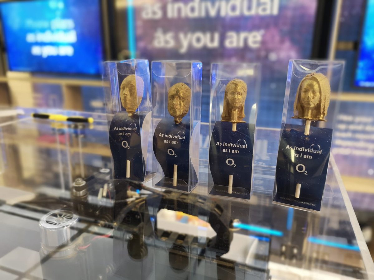 TCC_HQ's tweet image. If the selfie mirror wasn't enough, there are also chocolate lollies - as individual as you are - and a pin wall to get creative with at @O2's Oxford Street, Manchester &amp;amp; Birmingham stores. Don't just let these guys have all the fun! #O2CustomPlans #O2 #iPhoneXS #iPhoneXSMax
