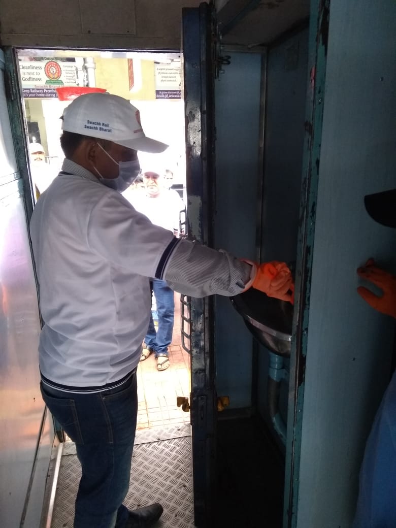 drmsecunderabad's tweet photo. #SwachhRailgaadi #AEnHM/SC, #AO/Bhadhrachalam Road #ADMO conducted cleanliness of train drive at #Bhadrachalam Road station. https://t.co/FSkLPPWNWy
