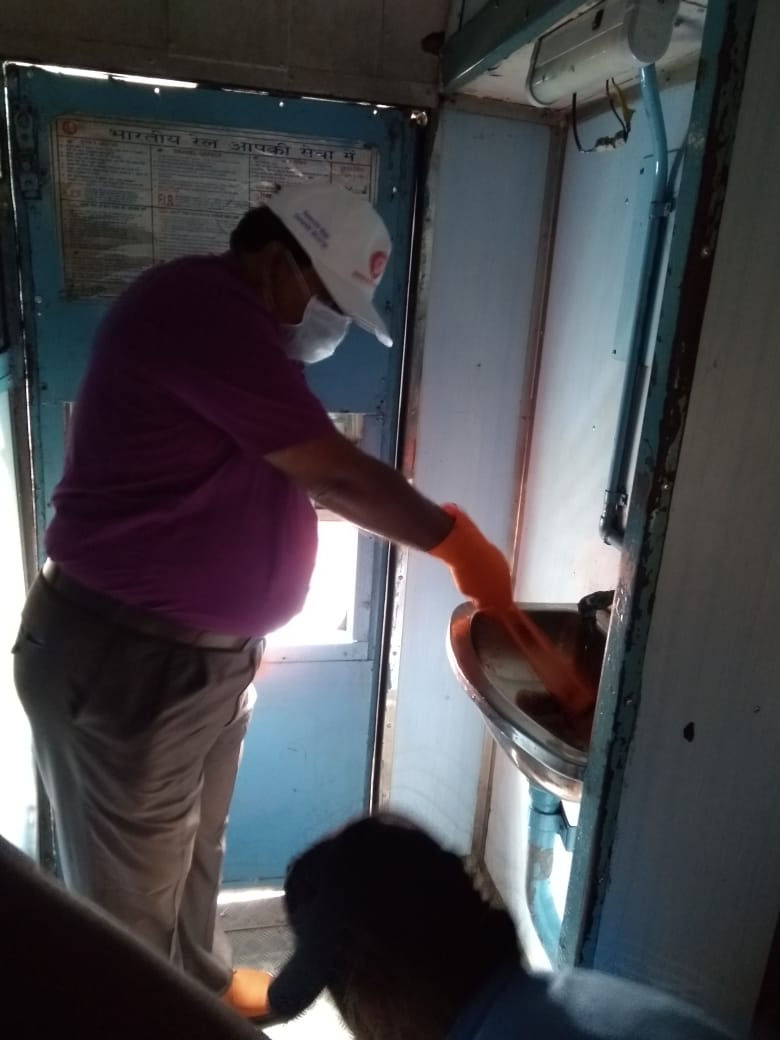 drmsecunderabad's tweet photo. #SwachhRailgaadi #AEnHM/SC, #AO/Bhadhrachalam Road #ADMO conducted cleanliness of train drive at #Bhadrachalam Road station. https://t.co/FSkLPPWNWy