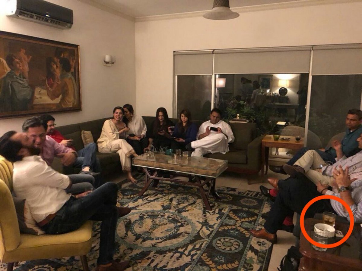 SAIMAPTI3's tweet photo. @shawanafarhad @TalhaGhouri786 Es mai kya fake hai  maiza enjoy with fawad 😜😜😜😜 https://t.co/C28QbaUY7S