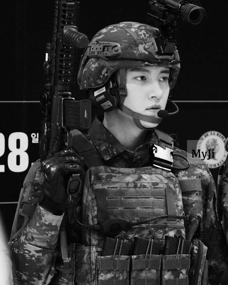 biwoom705's tweet photo. 지창욱 현재 군복무중 맞습니다 영화촬영현장 아닙니다 https://t.co/gXvdvViJW8