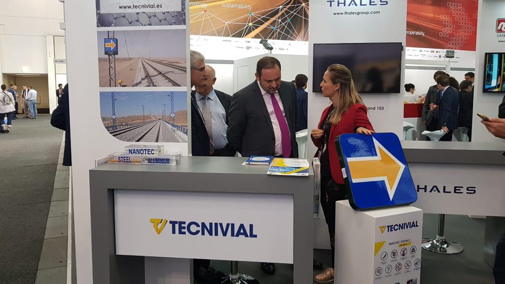 tecnivial's tweet photo. Ayer en #Innotrans18, tuvimos el placer de exponer a D. @abalosmeco (ministro de Fomento), Dña. Isabel Pardo de Vera (presidenta @Adif_es) y a D. Isaías Táboas (presidente @Renfe), nuestra apuesta por I+D+i en #Señalización #ferroviaria: #SeñalesNanotec ¡Agradecemos su presencia! https://t.co/WBEZZiy92R