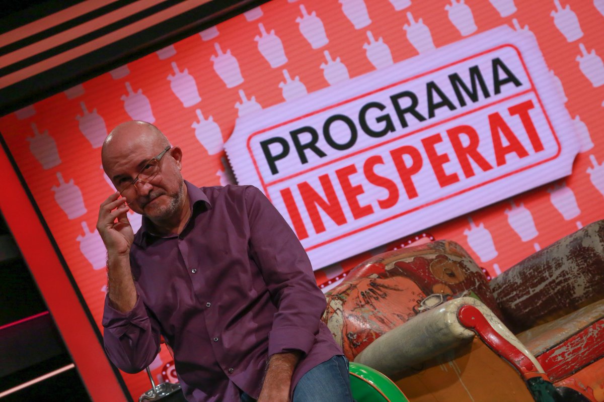RTVECatalunya's tweet photo. Sí, sí, sí! És divendres i el cos ho sap... 💃@pi_tve ja és aquí! 🙌 L'entrevista d'avui a un marcià 👽: @brivallvell. 😂Aquest vespre a les 20h a @la2_tve amb @Sergimas @JuditdelaImpro, @toniglillo i @plaza_pepa. #TVECatalunya #ProgramaInesperat https://t.co/9NZAfpWqSu