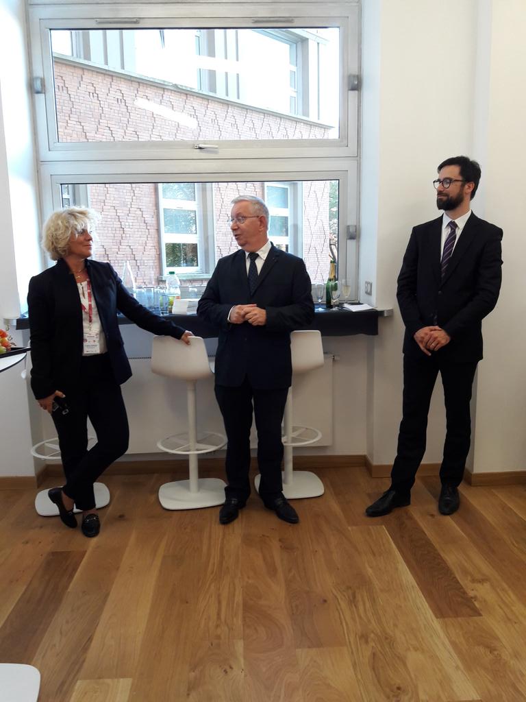 Le doyen de la faculté de <a href="/medecine_Ulille/">Faculté de Médecine de Lille - UFR3S</a> présente le centre de simulation avec le Pr Merce JOURDAIN, directrice de PRESAGE et M. Philippe CHARPENTIER, secrétaire général du <a href="/CHU_Lille/">CHU de Lille</a>