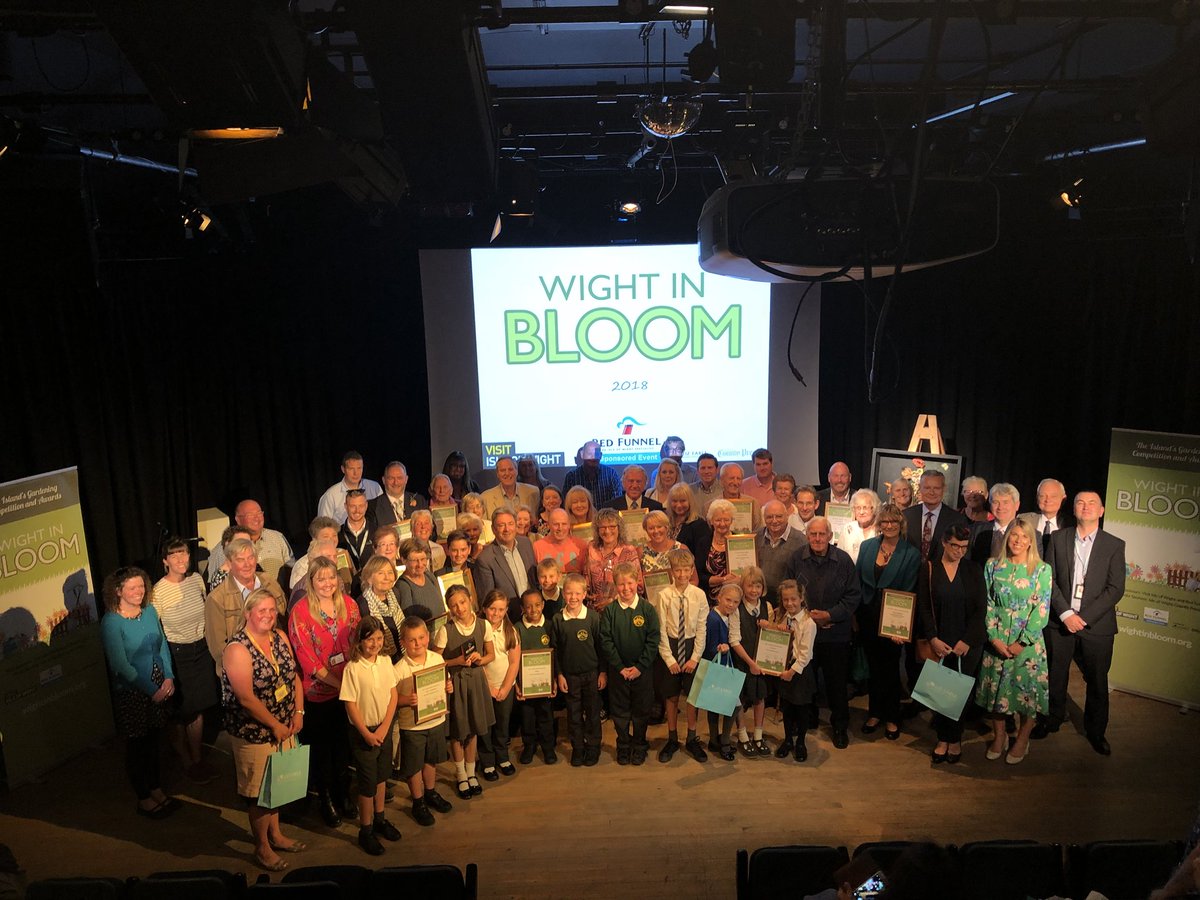 RedFunnelFerry's tweet photo. Fantastic to be celebrating this years amazing #WightinBloom Awards with Alan Titchmarsh.
Thanks so much to him & everyone who entered & many congratulations to the winners! πΌ
#IsleofWight #GardenIsle #redgoesgreen @VisitWight @lizearle @iwcponline https://t.co/2qaDh7dCsY