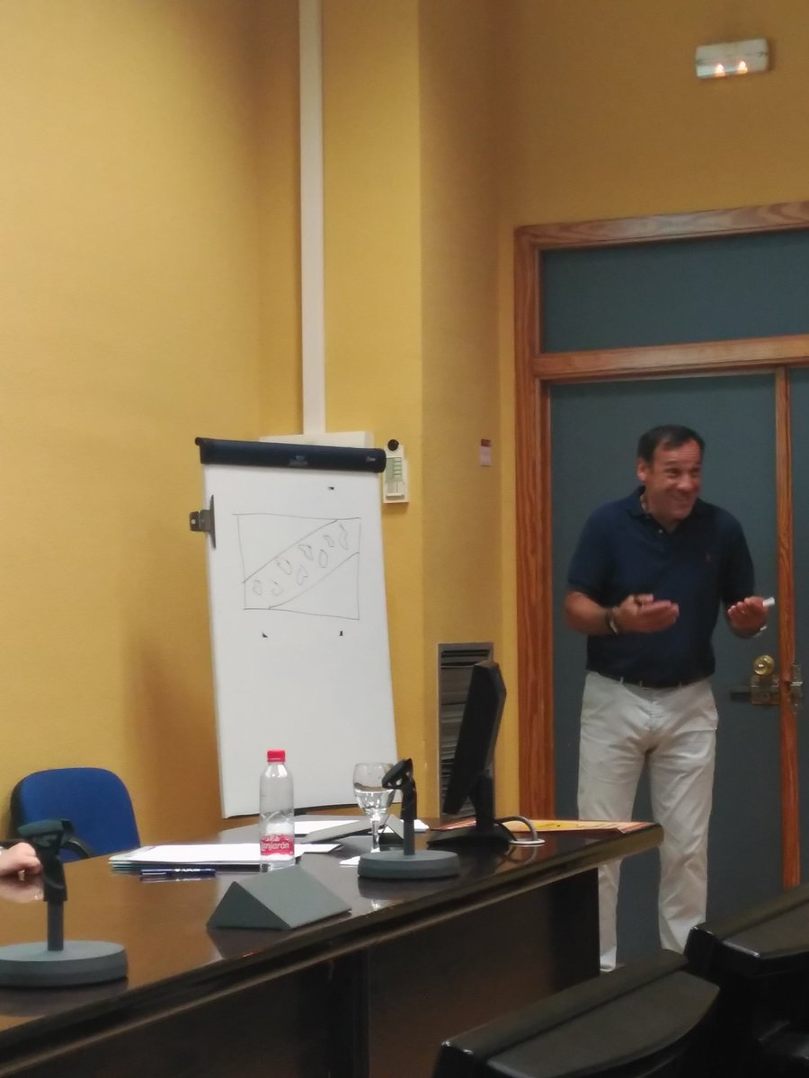 JIDELE_UM's tweet photo. Hemos terminado la ponencia de D. Javier de Santiago Guervós "Modelos de ejercicios y recursos didácticos para el aula de español LE/L2". ¡Qué magnífica comunicación! Hemos jugado a los números romanos, los consejos de divorcios y estás imágenes👇¿Qué creéis que son? #JIDELE2018 https://t.co/lWnFFtL3mU