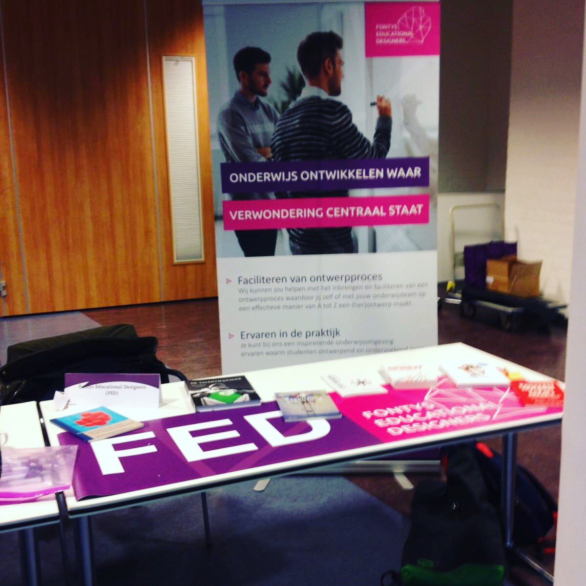 Nieuwe #Fontys-medewerkers inspireren om te beginnen met een ontwerpmindset. Maak onderwijs dat je raakt! #onderwijsdatdatjeraakt #fed #fontyseducationdesigners #wijzijnfontys