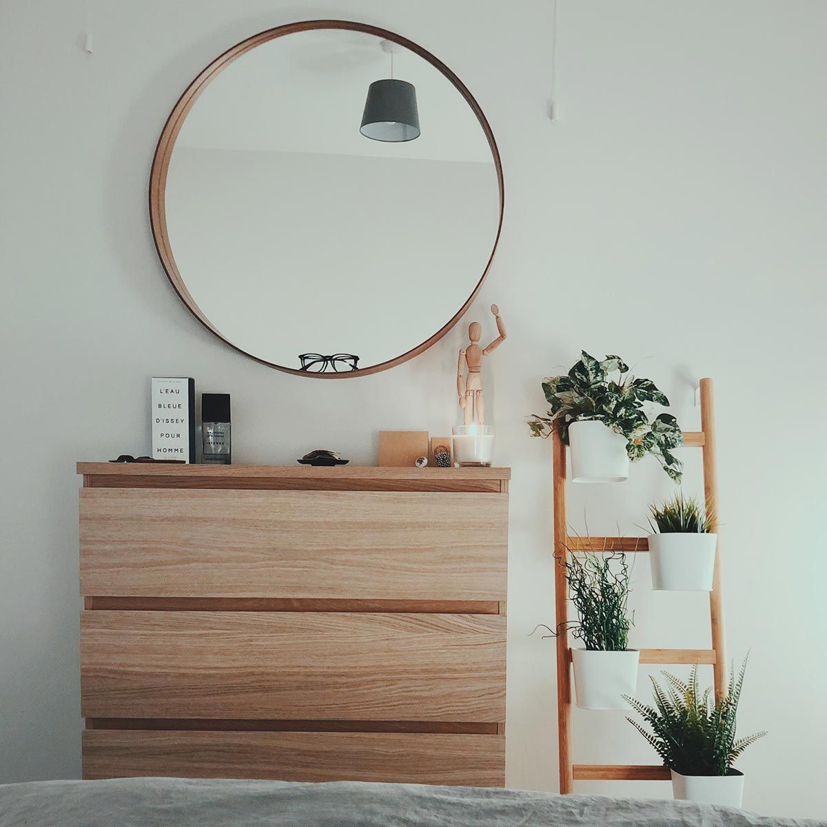 Nowadays, bedrooms are like a second office for many of us. What should be a stress-free zone becomes less relaxing with each hour spent checking emails or scrolling through social media. Get some tips on getting back to basics with your bedroom buff.ly/2MvTYmS