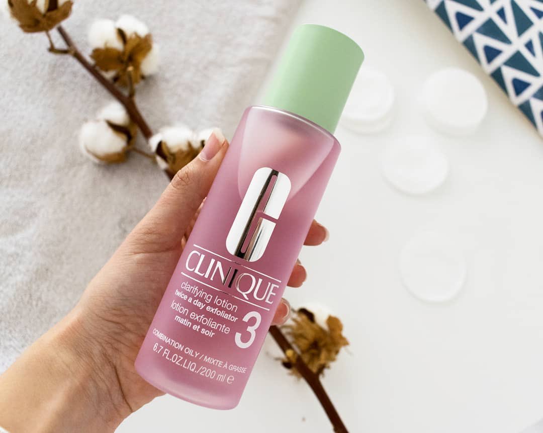 CliniqueTurkiye's tweet photo. Sıra geldi cildini ölü hücrelerden arındırarak nemlendiriciye hazırlamaya 💞 #3Step Cilt Bakım Seti'nin ikinci üyesi #ClarifyingLotion ile daha temiz ve belirgin bir görünüme kavuş. #cliniqueturkiye #clinique #makeup #makyaj #skincare #ciltbakimi #regram @coloranta https://t.co/P7s7tTK1Vy