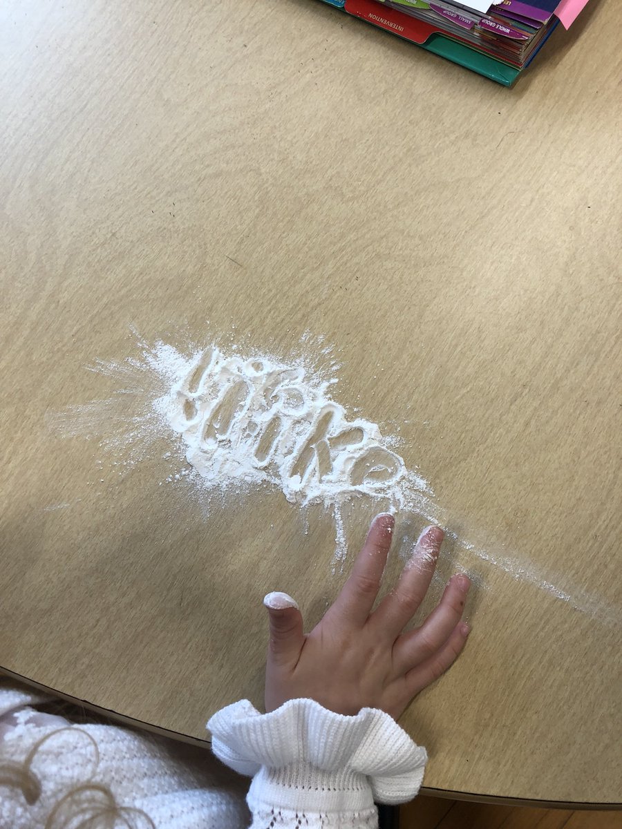 Mrs__Guzman's tweet photo. Practicing our spelling words with some baby powder ✨ #WeeSpell https://t.co/KoewEssXc9