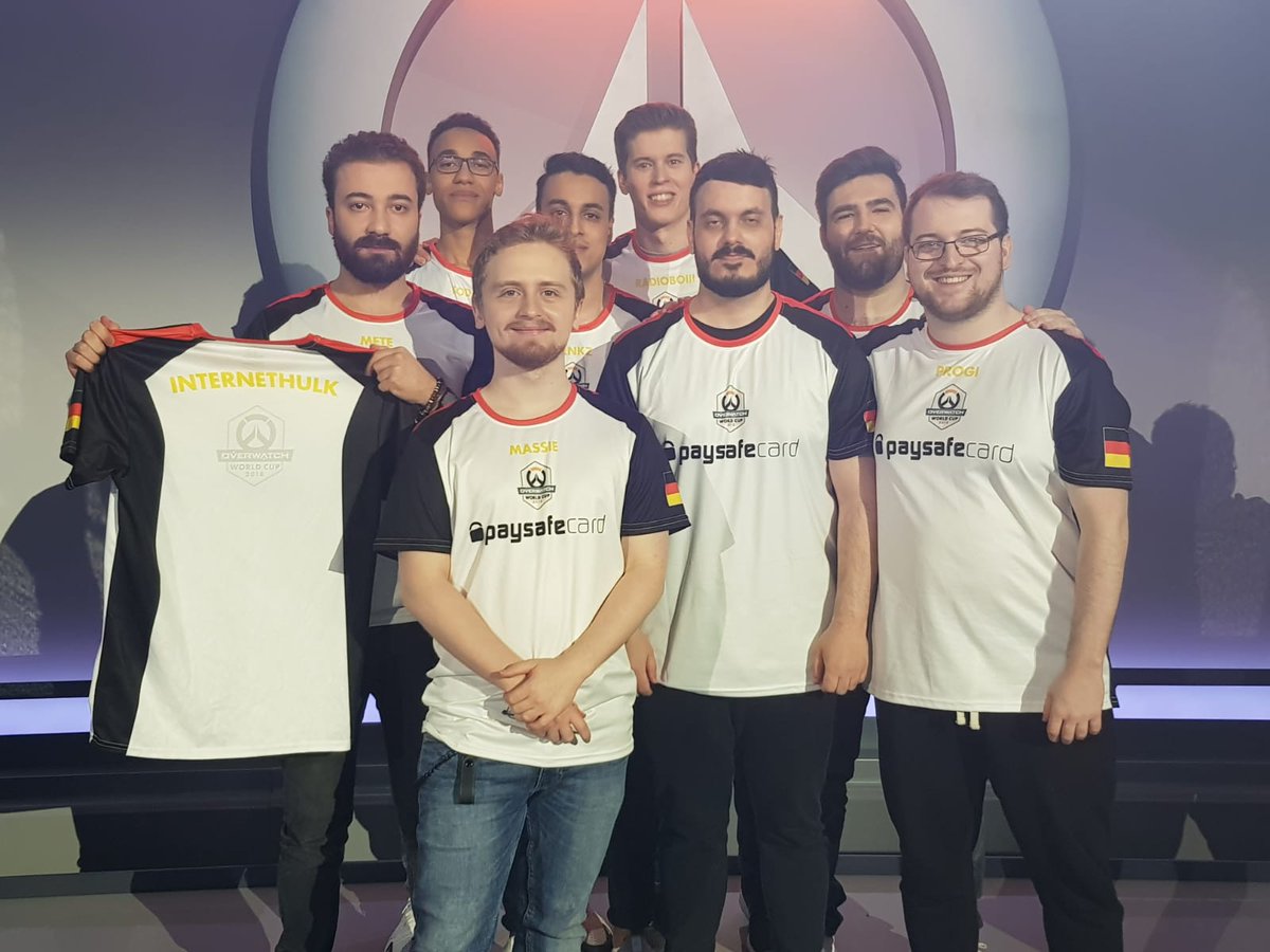 🇩🇪 Es war uns wichtig Dennis Tribut zu zollen. Hier noch einmal das ganze Team mit dem <a href="/INTERNETHULK/">Dennis Hawelka</a> Trikot. Danke an <a href="/owpathtopro/">Overwatch Path to Pro</a> @overwatchde für den Support.

🏴󠁧󠁢󠁥󠁮󠁧󠁿Paying tribut to @InternetHulk was important to us. Thx to <a href="/owpathtopro/">Overwatch Path to Pro</a> for helping us.