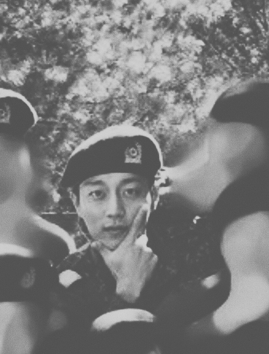 Sometimes, I forgot that Dujun is already in the army. Until I saw another photo of him in his uniform with his squad and it hits me. Ah those are real photos of him and not something from the filming set. Surreal.