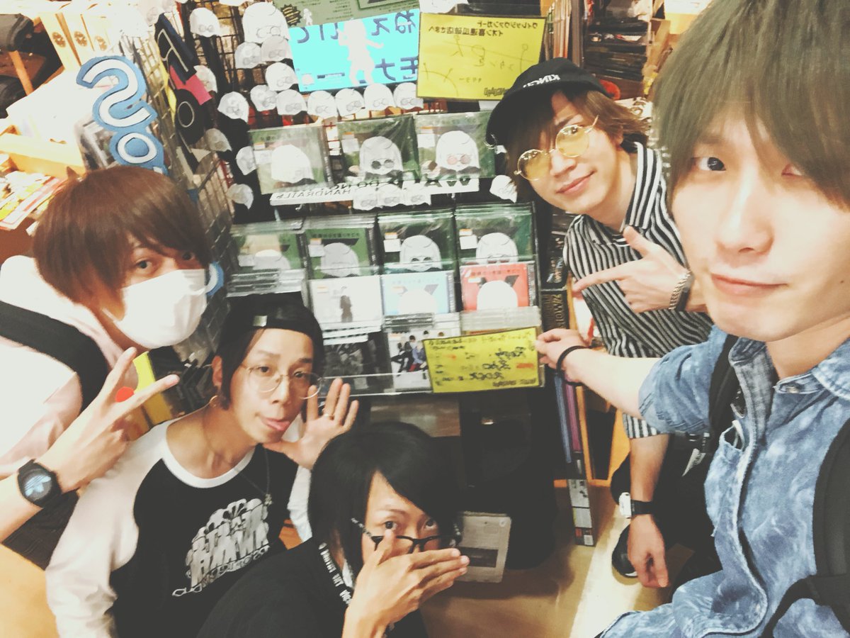 funase_taiga's tweet photo. ヴィレッジヴァンガード イオン喜連瓜破店様にお邪魔させていただきましたʕ•̫͡•ʔ•̫͡•ʔ•̫͡•ʕ•̫͡•ʔ•̫͡•ʕ•̫͡•ʔ
アルバムRE:VOCALOIDとポップ展開してくださってて大感謝です✨✨
りぷふぁみの皆んなも是非行ってみてね(๑>◡<๑)
#Re_ply #REVOCALOID #ヴィレヴァン喜連瓜破 https://t.co/61h5cpvIjE