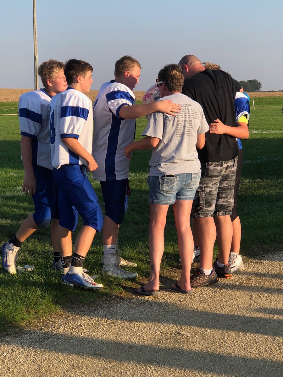 ksneuroth3's tweet photo. Our thoughts and prayers go out to the McGrane family and community of Wapsie Valley school. DNH released balloons and gave the family flowers. #livelikecarson #rollblue https://t.co/tHkr2ZklgC