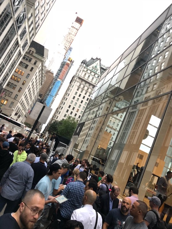 lornef's tweet photo. 5th Avenue apple madness @lornef @LauraMcLaugh96 @NelsonL973 #nrplaytowin https://t.co/tYxHKrEKeV
