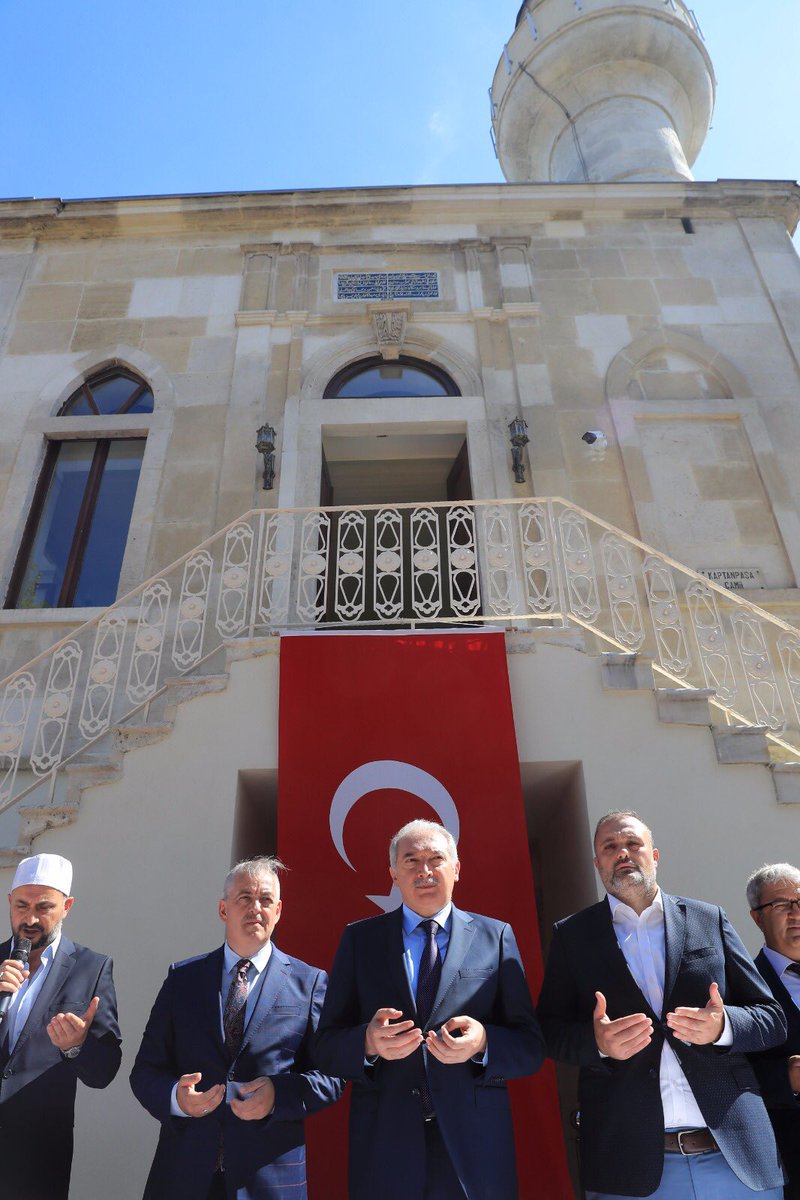 Büyükşehir Belediyemiz tarafından restorasyonu tamamlanan Eyüpsultan’daki Kaptanpaşa Camii’nde  restorasyon sonrası ilk Cuma namazını kıldık. Sonrasında vatandaşlarımızla hasbihal edip, aşure ikramında bulunduk.