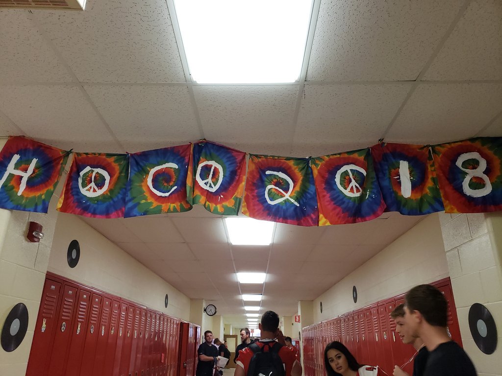 studentco_fhs's tweet photo. We love deck the halls! #GroovyGala https://t.co/AoPSOxOVJF