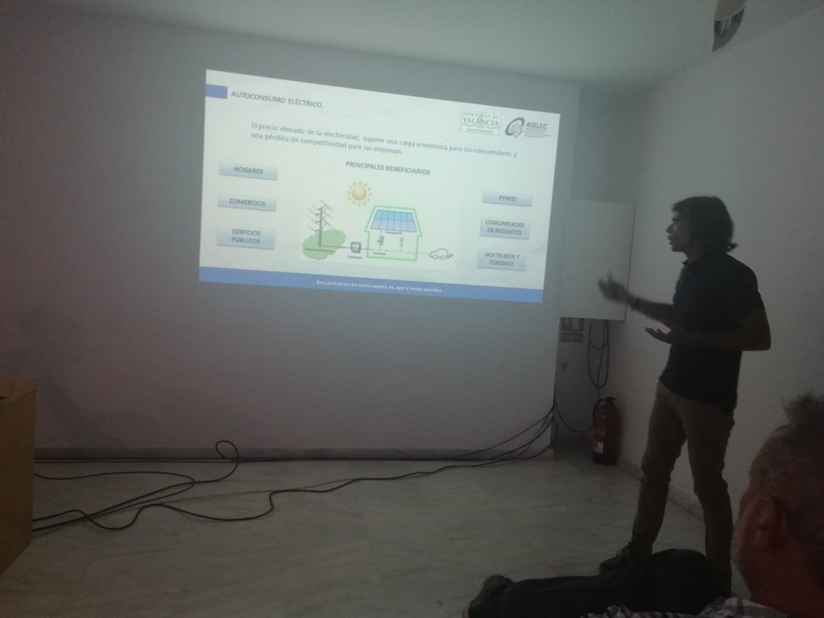 CMup2city's tweet photo. Último día de las Jornadas de la Diputación de Valencia de movilidad eléctrica y sostenible, esta vez en #Gandía. Cualquier ayuntamiento pequeño-mediano o grande, puede fomentar la movilidad urbana sostenible en su población. #Up2City ofrece medios y tecnología para ello. https://t.co/BoLkBo0vs2