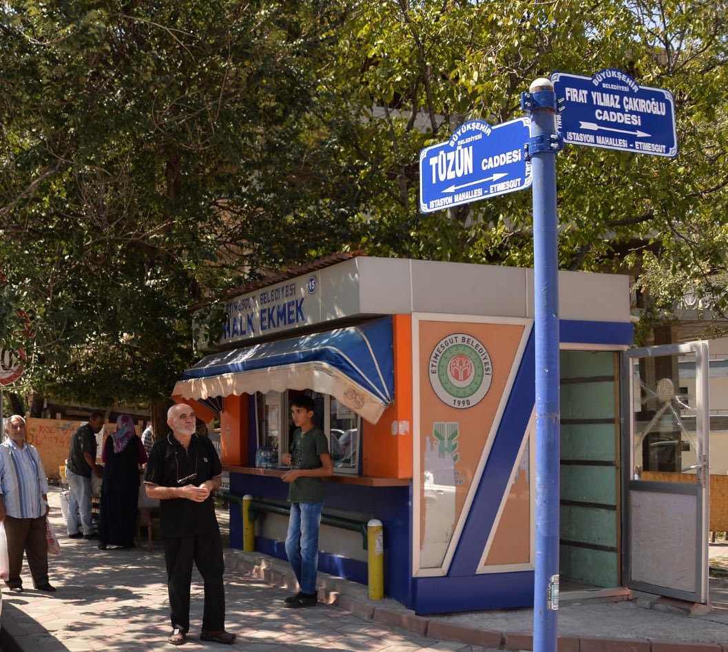 mustafatuna0606's tweet photo. 2015 yılında İzmir Ege Üniversitesi’nde, bölücü terör örgütü yandaşları tarafından öldürülen Fırat Yılmaz Çakıroğlu kardeşimizin adı Etimesgut ilçesi İstasyon Mahallesi 2310. Caddesi'ne verilmiştir.
Kardeşimize Allah'tan rahmet diliyorum.
#FıratYılmazÇakıroğlu https://t.co/WzTTIHxr5N