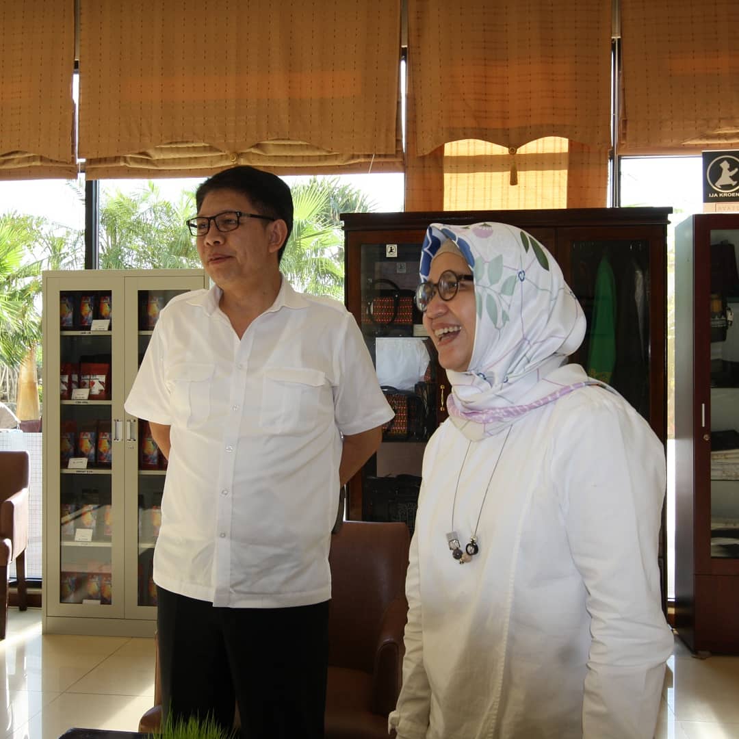 hermesaceh's tweet photo. Bapak Toni Eko Boy Subari Direktur Utama Bank Syariah Mandiri (BSM) bersama Bapak Syafrial Munas berbincang di Lobby Area Hermes Palace Hotel Banda Aceh #sambutankedatangan #welcoming #hermespalacehotel #lobbyarea #bencooleninternational https://t.co/52ZetOvYAj