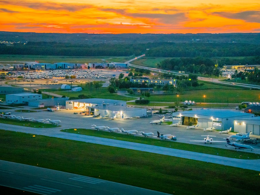 SignatureFBO's tweet image. 🏈 Slidin' into Game Day  with this Arial Shot of Jet Air at GRB.  #SignatureSelect #KGRB #GameDay #  🏈