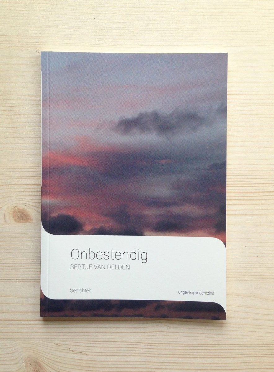 DEZE ZOMER 4 boeken met uitgeverij Anderszins gemaakt. In ONDEBESTENDIG lees je de hand van kunstenares Bertje van Delden. Woorden met kleur (1e gedicht heet ook gelijk ‘Wit’) en voelbaar onbestendig. Mooi en fijn om aan zulke uitgaves bij te dragen! uitgeverijanderszins.nl/onbestendig