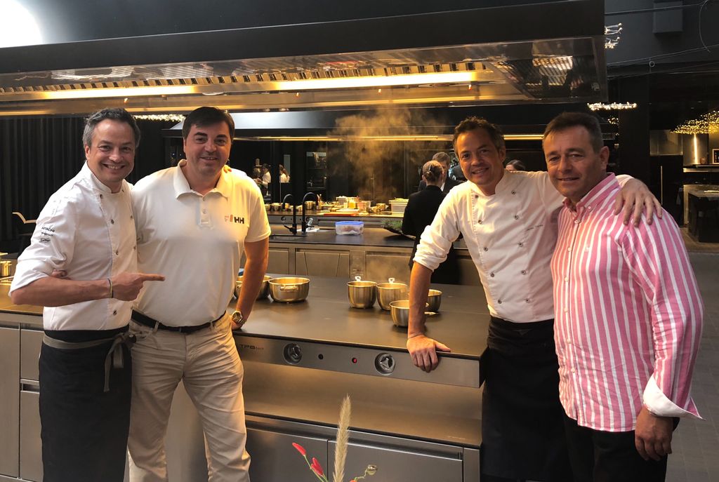HermanosTorres's tweet image. Hoy Joan Lloveras, inventor de @TPBtech y parte del equipo nos vistan en #COCINAHermanosTorres. ¡Un placer teneros en nuestra nueva casa!✨ #TPBtech