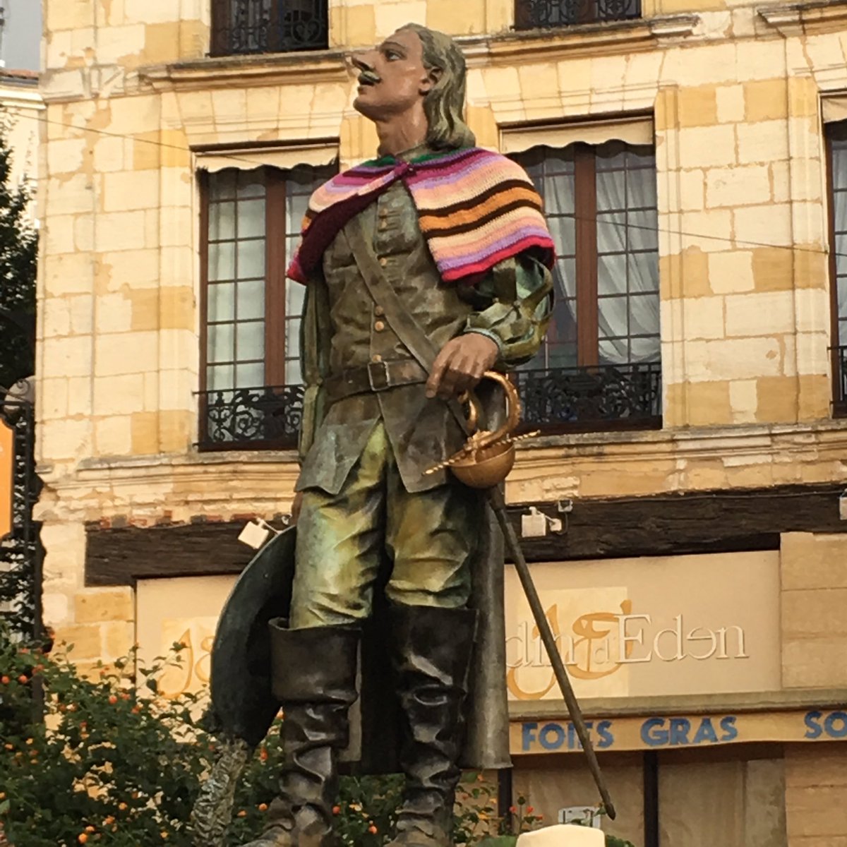 Oyé oyé ! L'ami #cyrano a revêtu sa petite laine le temps que l'orage passe sur #bergerac... pour être bien au sec ce soir et fêter #laVigneEnVille avec ses concitoyens 😉 ! <a href="/VilledeBergerac/">Ville de Bergerac</a> <a href="/LeDemo_Bergerac/">Le Démocrate Indépendant</a> <a href="/SO_Dordogne/">SO_Dordogne</a>