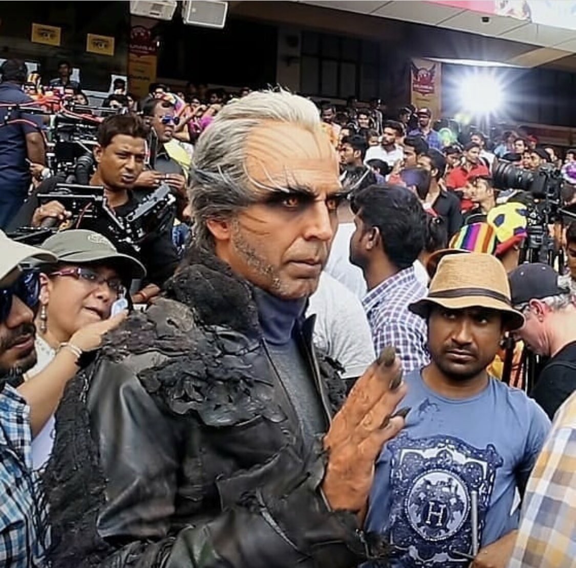 varshaa4u's tweet photo. Here few working stills of #AkshayKumar

#2point0TeaserCreatesHistory

@rajinikanth @akshaykumar @iamAmyJackson @shankarshanmugh @arrahman @LycaProductions #2Point0 #2point0trailer #Rajinikanth #Rajini #2Point0 https://t.co/Y5iTFQbs1J