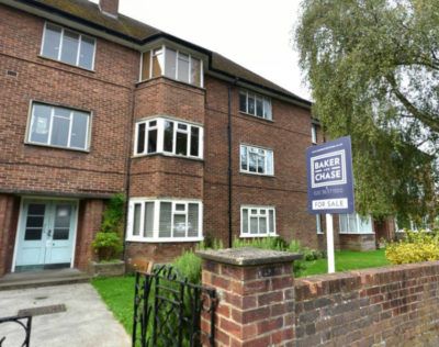 2 bed flat for sale on Russell Road, Forty Hill, Enfield - £269,995.

Offering an abundance of space, this property would suit someone who wants to add their own stamp to it.

Let us know if you want more info or to take a look inside 🏡