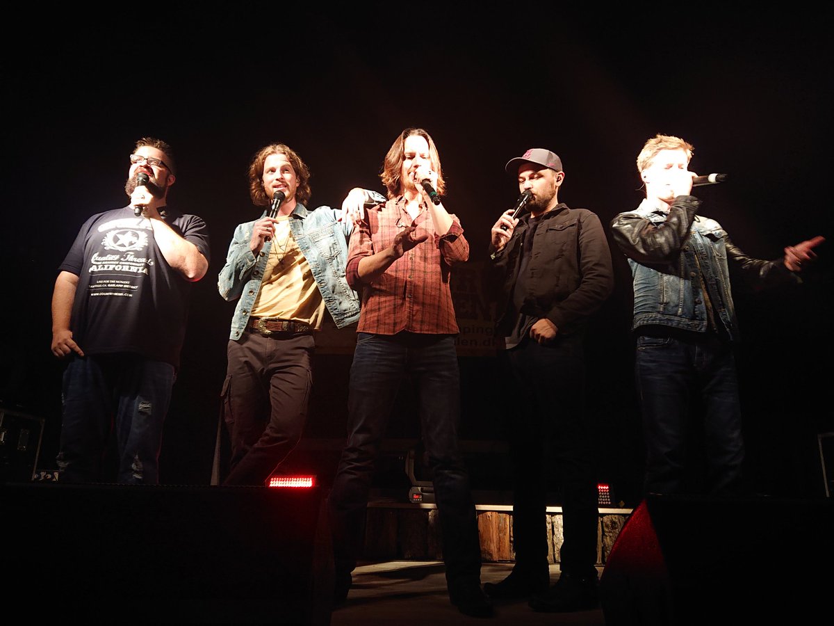 Betina1984's tweet photo. @HomeFreeGuys Right back at ya 😀 The shows have been amazing - such a great energy and loving all the upbeat songs that we can get up and dance to 😀 See you tonight for one last party 🎉 🎶 #Roslev #Birmingham #London https://t.co/9UEJoUm23b
