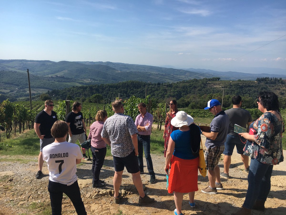chianticlassico's tweet photo. Un'esplorazione, a tappe, dell'intero #territorio del #ChiantiClassico, attraverso il racconto dei suoi produttori. Davvero una bella esperienza quella del #ccbootcamp @DrinkEatLove https://t.co/NrQQm4W97J