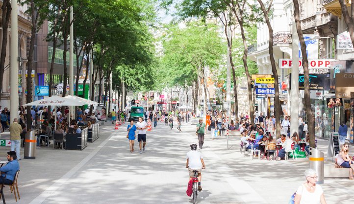 VCOE_AT's tweet image. Es ist einfacher schöner, wenn mehr Menschen und weniger Autos auf Straßen unterwegs sind. #MAHÜ in #Wien - im Jahr 2012 vor dem Umbau und danach als #Begegnungszone. #CarFreeDay