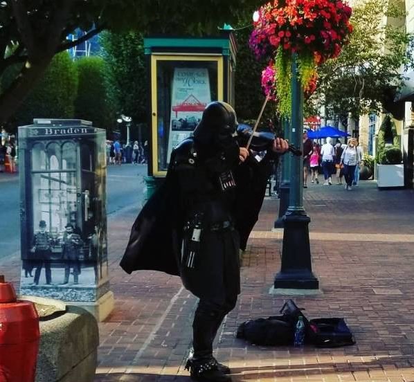 VegaooNL's tweet photo. Darth Vader heeft zijn nieuwe roeping gevonden! 🎻😂 https://t.co/R74rBKYQ6h