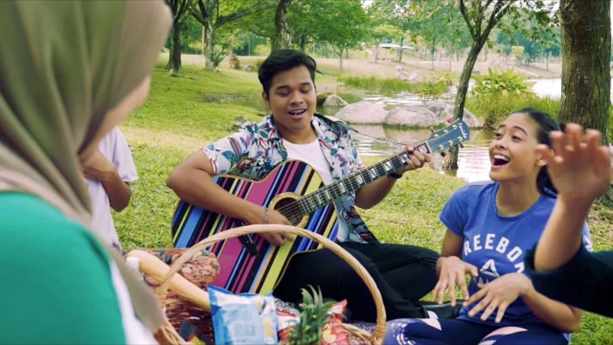 thedailyseni's tweet image. #AizatAmdan returns with an uplifting tune called "Hari-Hariku"! that'll make you feel proud to be a Malaysian!

youtube.com/watch?v=MiNG-T…