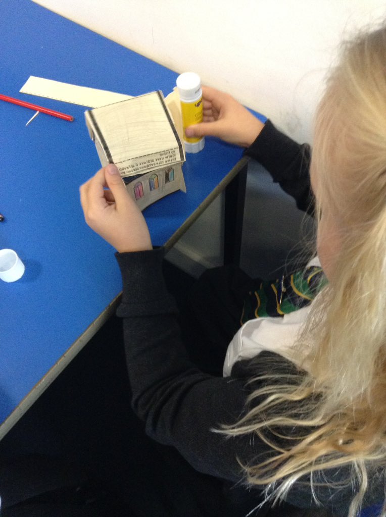 MissBennett22's tweet photo. We are having lots of fun creating our own 3D churches this afternoon #shapenets ⛪️ https://t.co/gJGTaV85Qw
