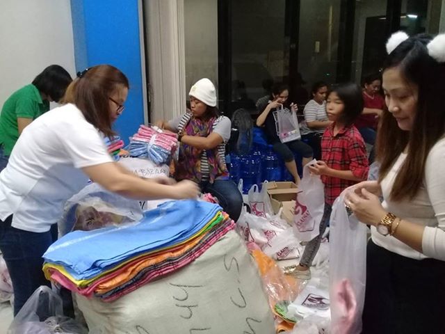 TheFreemanNews's tweet photo. #HelpNaga The Freeman employees help pack relief goods for survivors of the Naga landslide. For donations, please contact The Freeman Foundation at (032) 2538613 or send us a message here or on our Facebook page https://t.co/aXscagophX