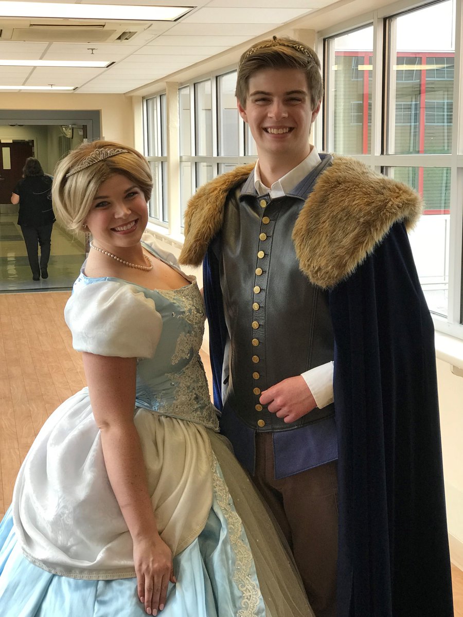 SeeRockCity's tweet image. Patients at @SiskinHospital got a nice surprise visit this week from some of our fairytale characters! #fairytalefriday