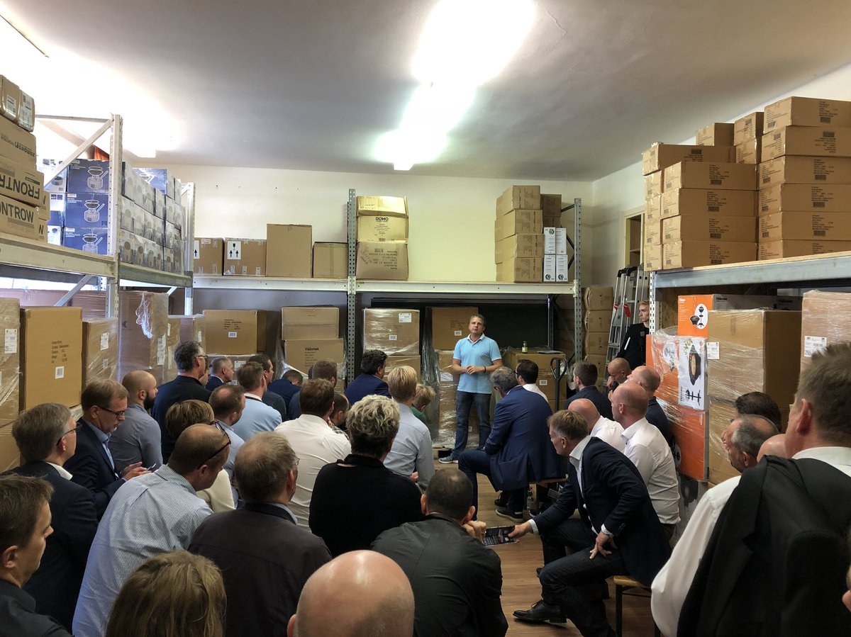 Haendlerbund's tweet photo. Zum Thema "Deutscher E-Commerce" waren wir mit unserem dänischen Partnerverband #FDIH auf zweitägiger #Studienreise in Hamburg unterwegs:
Wir besuchten das 1-Net-Versand-Lager, @TaxdooDE, @hawesko, das #Amazon Logistics Center und @ABOUTYOUDE
@Nethandel @NielsRalund @preysz https://t.co/UhDQ402VlY
