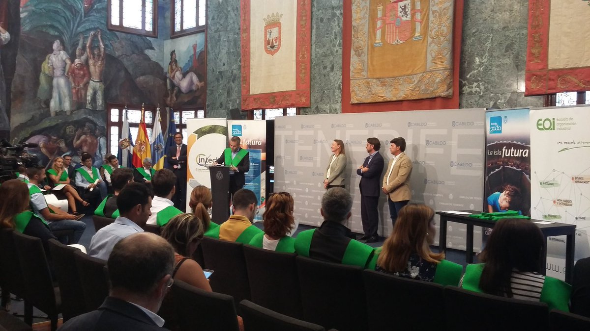 marisolalcala's tweet image. Antonio Dorta, alumno del Master de Big Data, pronuncia unas palabras en nombre de todos los alumnos que acaban de recibir su Diploma @eoi @INtechTenerife #mbigdata