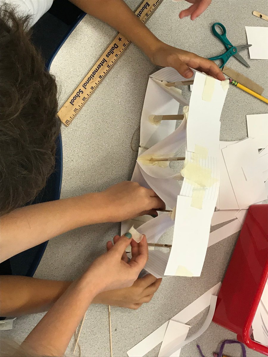DISprimary's tweet photo. Construire, collaborer, échanger en classe de CM1 en STEM lors de la construction de ponts @DISNews https://t.co/USDy1nsXQl