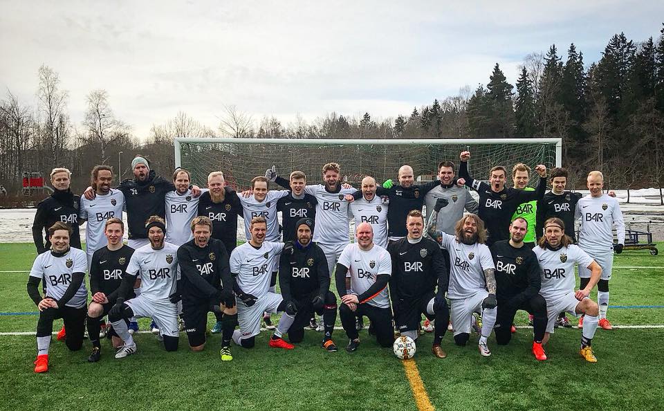 TÄNÄÄN! Yön Ritarien edustusjoukkueen kauden viimeinen peli Turun Urheilupuiston Yläkentällä klo 19.30. Vastassa jo sarjanousun varmistanut <a href="/JyTy93/">Jyrkkälän Tykit</a>.

Panokset ovat kovat, sillä kukaan ei tunnu tietävän, millä tuloksilla säilytään Nelosessa ja millä tiputaan Vitoseen. #Nelonen