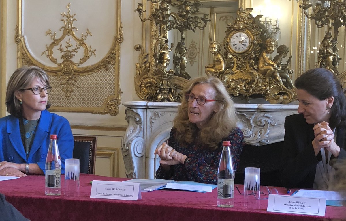 emulon's tweet photo. L’aboutissement de travaux du groupe de travail  : Remise du rapport sur les majeurs protégés. La ministre salue le travail effectué. Merci à Charlotte Robbe d’avoir représenté avec efficacité et ténacité le CNB ! #Chancellerie #majeursprotégés #rapport #CNB #reforme https://t.co/FxBU4YAA7R